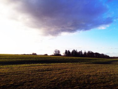 Bahar tarlalarında güzel bir gün batımı