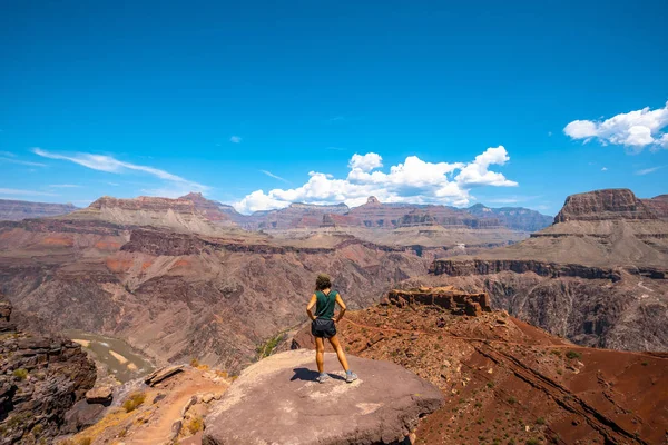 Nuori Nainen Katselee Grand Canyon Yhdysvallat — kuvapankkivalokuva