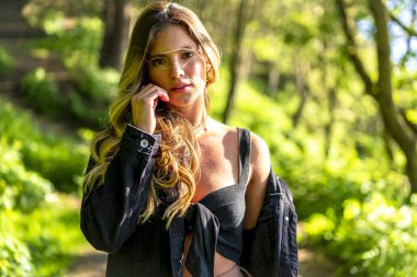 Açık güzel bir genç kadın portresi