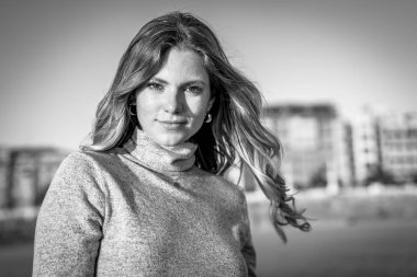 Güzel bir genç kadının siyah beyaz portresi.