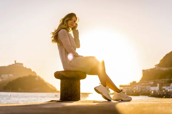 Retrato Atardecer Una Hermosa Joven Orilla Del Mar — Foto de Stock