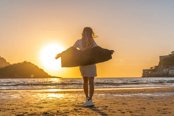 Zonsondergang Portret Van Mooie Jonge Vrouw Zee Kust — Stockfoto