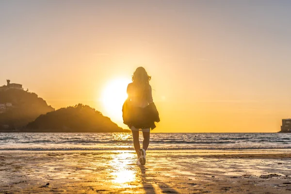 Zonsondergang Portret Van Mooie Jonge Vrouw Zee Kust — Stockfoto