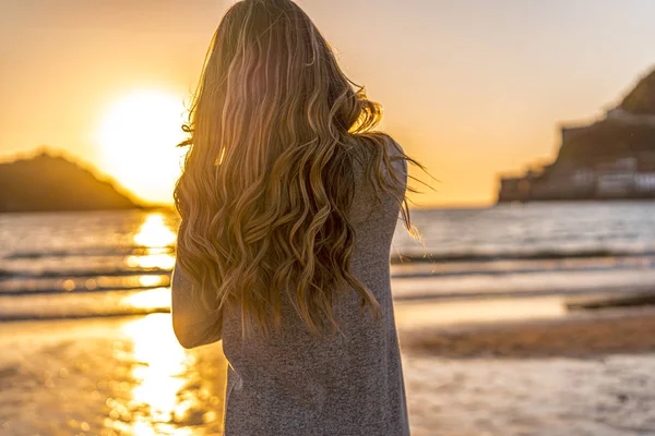 Retrato Atardecer Una Hermosa Joven Orilla Del Mar —  Fotos de Stock