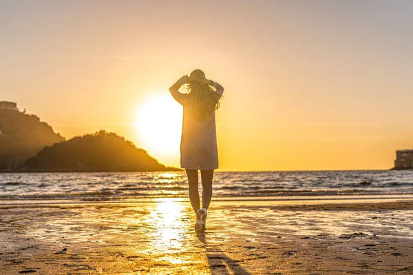 Retrato Atardecer Una Hermosa Joven Orilla Del Mar —  Fotos de Stock