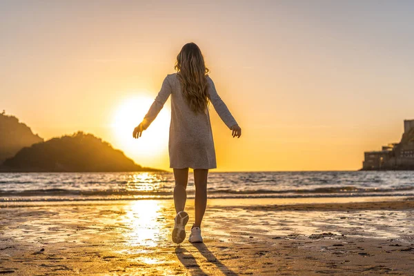 Auringonlasku Muotokuva Kaunis Nuori Nainen Meren Rannalla — kuvapankkivalokuva