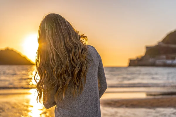 Auringonlasku Muotokuva Kaunis Nuori Nainen Meren Rannalla — kuvapankkivalokuva