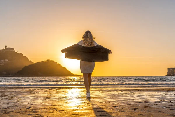 Retrato Atardecer Una Hermosa Joven Orilla Del Mar —  Fotos de Stock