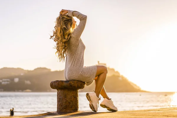 Retrato Atardecer Una Hermosa Joven Orilla Del Mar — Foto de Stock