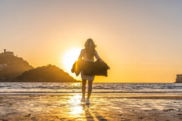 Zonsondergang Portret Van Mooie Jonge Vrouw Zee Kust — Stockfoto