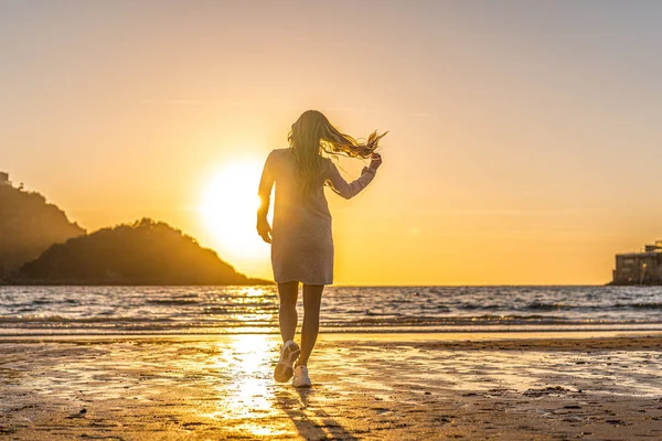 Zonsondergang Portret Van Mooie Jonge Vrouw Zee Kust — Stockfoto