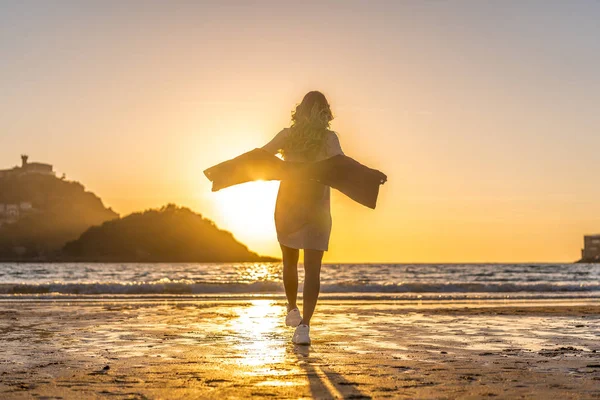 Zonsondergang Portret Van Mooie Jonge Vrouw Zee Kust — Stockfoto