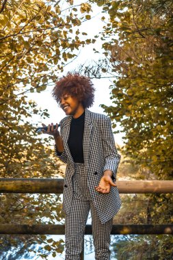 Genç ve çekici Afrikalı Amerikalı kadın.