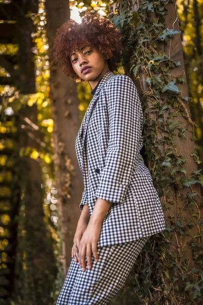 Elegante Joven Atractiva Mujer Afroamericana Posando Parque — Foto de Stock