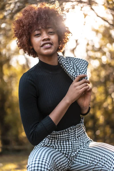 Stylowe Młody Atrakcyjny Afryki Amerykanin Kobieta Pozowanie Park — Zdjęcie stockowe