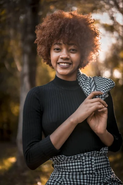 Stylowe Młody Atrakcyjny Afryki Amerykanin Kobieta Pozowanie Park — Zdjęcie stockowe