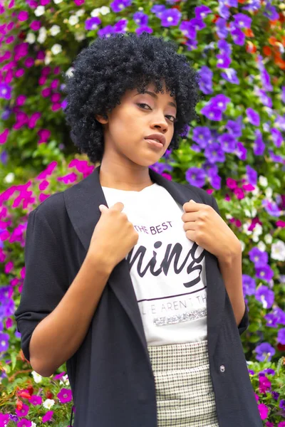 Joven Atractiva Mujer Afroamericana Posando Jardín Delante Flores — Foto de Stock