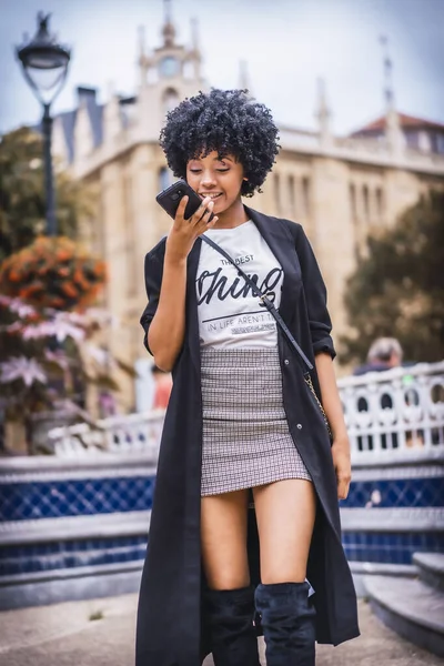 Joven Atractiva Mujer Afroamericana Caminando Calle Con Teléfono Inteligente San — Foto de Stock