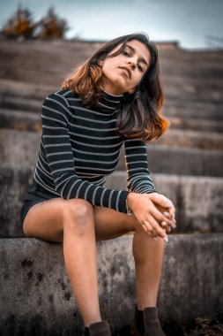 Amfitiyatroda güzel bir genç kadının portresi.