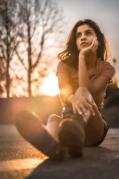 Ηλιοβασίλεμα Πορτρέτο Της Όμορφης Νεαρής Γυναίκας Στο Πάρκο Φθινόπωρο — Φωτογραφία Αρχείου