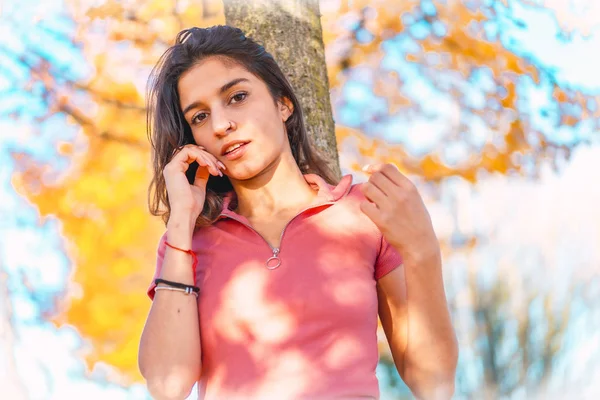 Portret Pięknej Młodej Kobiety Jesiennym Parku — Zdjęcie stockowe