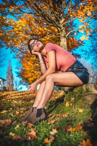 Portret Pięknej Młodej Kobiety Jesiennym Parku — Zdjęcie stockowe