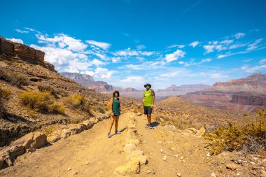 Grand Canyon Ulusal Parkı, Arizona, Usa 'da yürüyüş yapan çift.