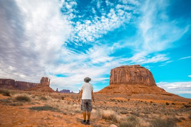 Ziyaretçi merkezindeki Monument Valley Ulusal Parkı 'nda poz veren genç adam. Utah