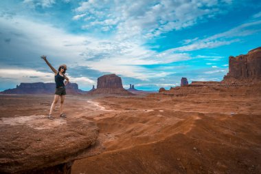 Ziyaretçi merkezindeki Monument Valley Ulusal Parkı 'nda poz veren genç bir kadın. Utah