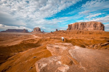 Monument Valley Ulusal Parkı 'nda fotoğraf çeken bir adam. Utah