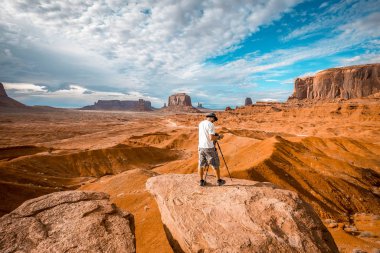 Monument Valley Ulusal Parkı 'nda fotoğraf çeken bir adam. Utah
