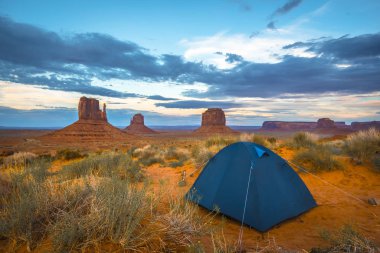 Monument Valley Ulusal Parkı 'nda kamp çadırı.