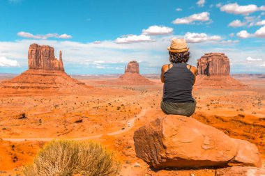 Ziyaretçi merkezindeki Monument Valley Ulusal Parkı 'nda poz veren genç bir kadın. Utah