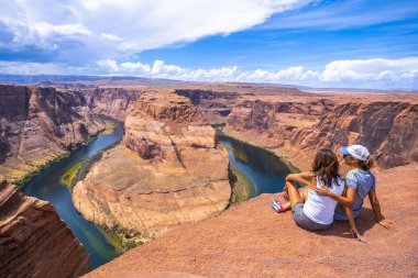 Mutlu çift Grand Canyon Ulusal Parkı, Arizona, Usa 'da Horseshoe Bend' e bakıyor.