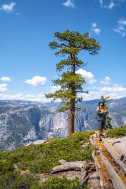  Sentinel Dome 'da bir adam Yukarı Yosemite' nin düşüşünü izliyor, Usa