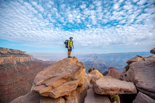 Mies Seisoo Kiven Päällä Katselemassa Grand Canyonin Kansallispuistoa Arizona Yhdysvallat — kuvapankkivalokuva