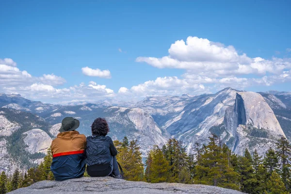 Par Som Nyter Pittoresk Utsikt Yosemite Nasjonalpark California Usa – stockfoto