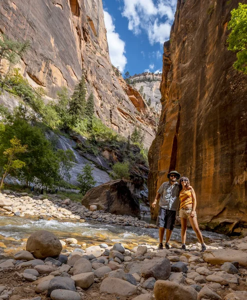 Happy Couple Zion National Park Utah Estados Unidos — Fotografia de Stock