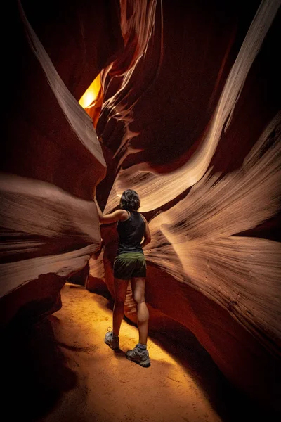 Kaunis Nainen Turisti Poseeraa Ylä Antelope Arizona Viitteet — kuvapankkivalokuva