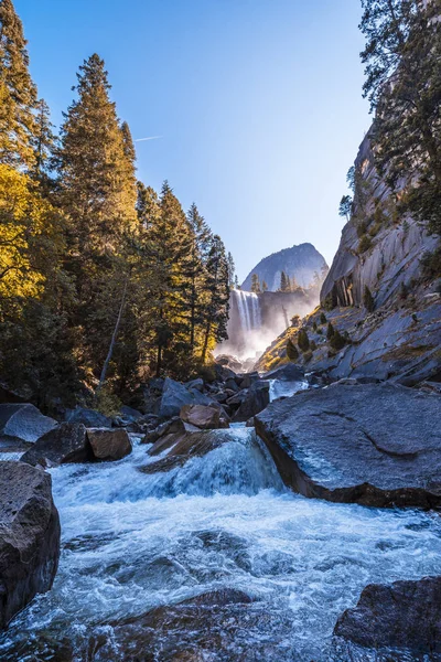 Eau Descend Des Chutes Vernal Yosemite Californie États Unis — Photo
