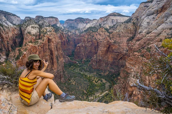 Mujer Mirando Pintoresco Panorama Del Parque Nacional Zion Utah Estados — Foto de Stock