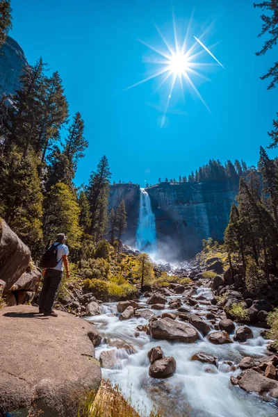 Mužský Turista Při Pohledu Vernal Falls Yosemitském Národním Parku Kalifornie — Stock fotografie