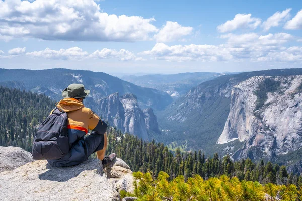 Mies Sentinel Domessa Katselemassa Ylä Yosemiten Putousta Usa Ssa — kuvapankkivalokuva