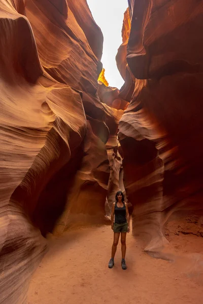 Naisturisti Poseeraa Ala Antelopessa Arizonassa Viitteet — kuvapankkivalokuva