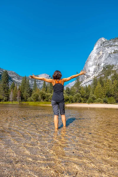 Kvinna Sjön Yosemite National Park Kalifornien Usa — Stockfoto