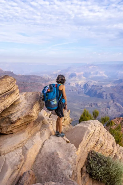 Женщина Стоящая Вершине Скалы Глядя Национальный Парк Гранд Каньон Аризона — стоковое фото