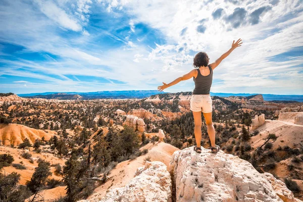 Nainen Nauttii Hämmästyttävä Näkymä Bryce National Park Utah Yhdysvallat — kuvapankkivalokuva