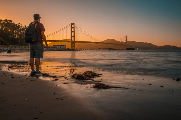 Man Zoek Naar Golden Gate Brug San Francisco — Stockfoto