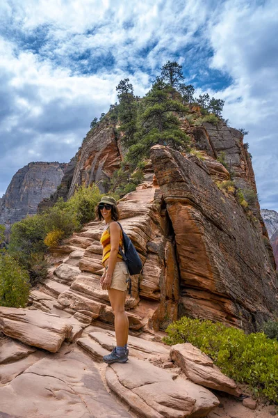 Mulher Olhando Para Panorama Pitoresco Zion National Park Utah Estados — Fotografia de Stock