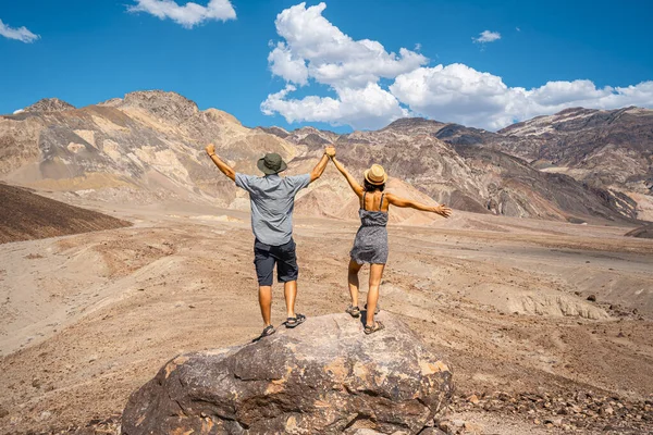 Uomo Donna Che Guardano Montagne Death Valley Usa — Foto Stock